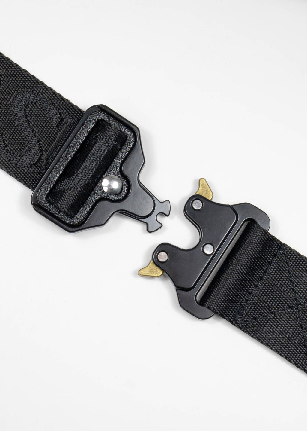 Nahaufnahme der geöffneten schwarzen Schnellverschluss-Schnalle und des Nylon-Gurtbands