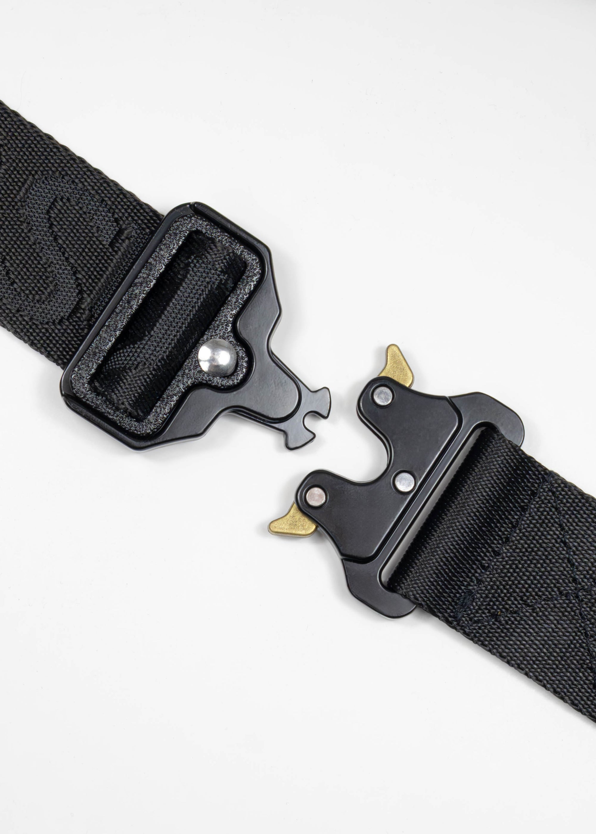 Nahaufnahme der geöffneten schwarzen Schnellverschluss-Schnalle und des Nylon-Gurtbands